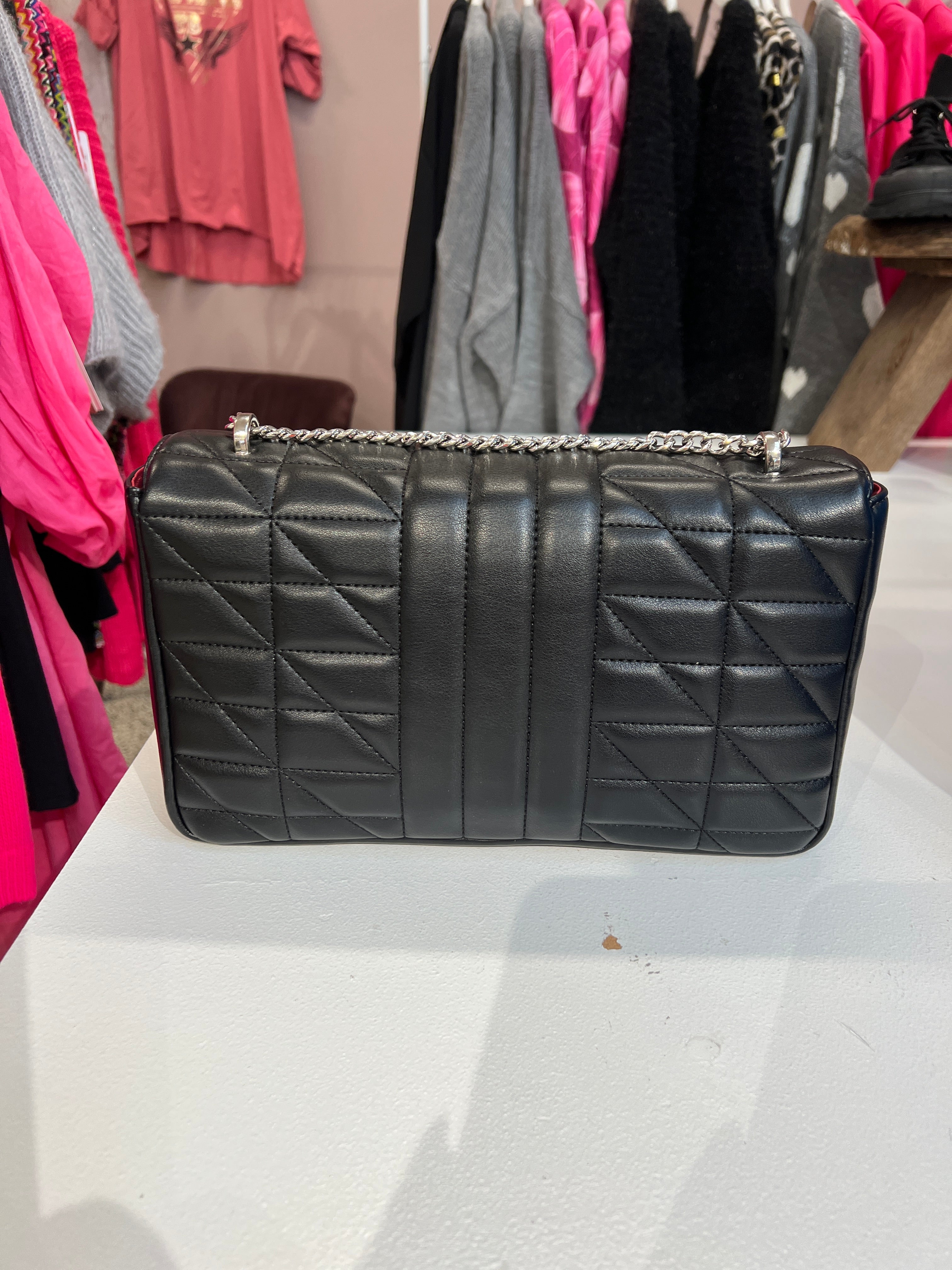 Hallie - Stor crossbag med sølv kæde og lukning